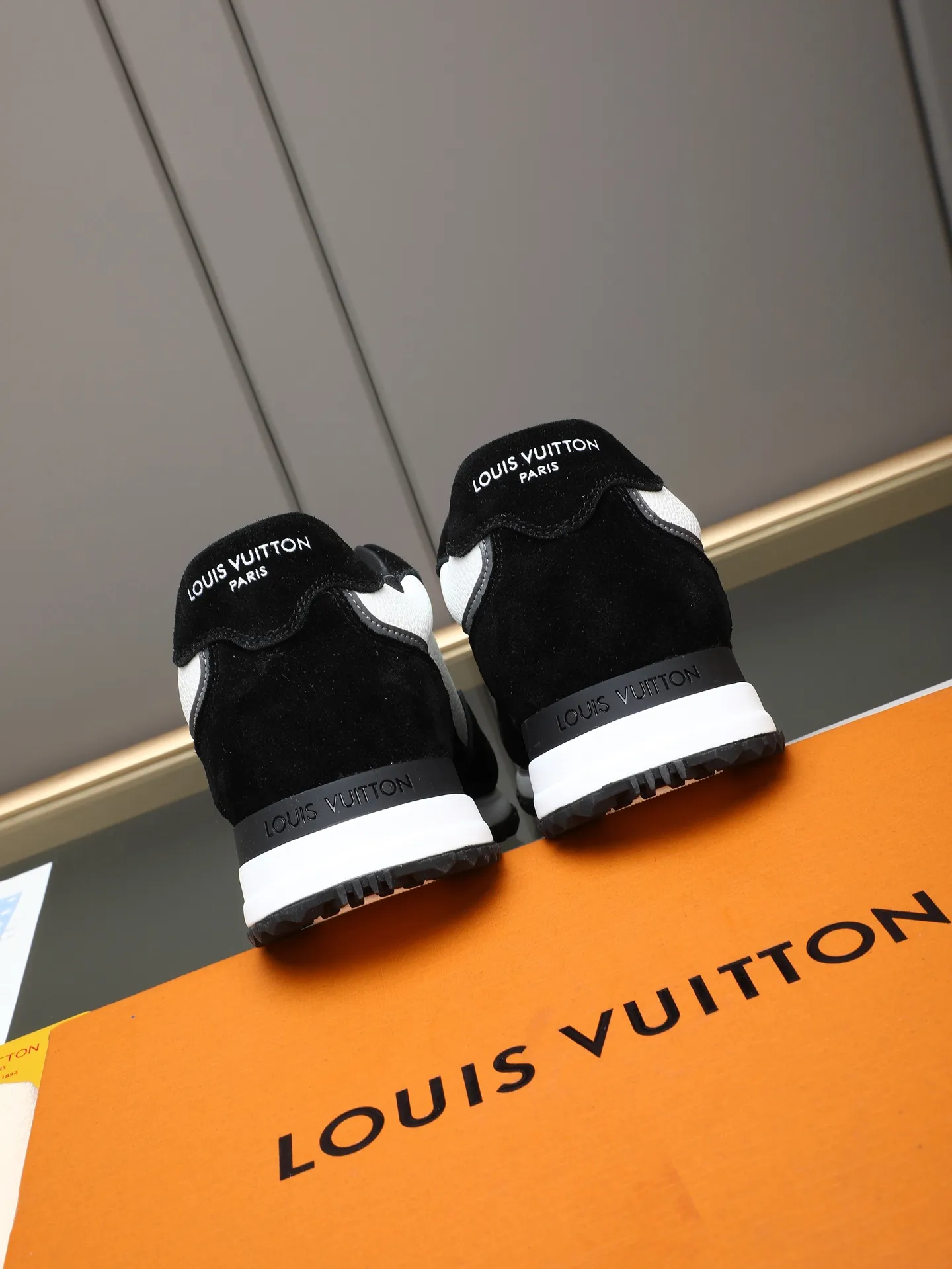 PP600 Louis Vuitton LV Run Men's Sports Shoes LV Run men's sports shoes are made of cowhide leather, low-key and luxurious. The tongue and heel are embellished with classic logos, giving it a full sense of hierarchy. The rubber sole has strong grip and wear resistance, suitable for daily wear or light sports scenes, and has a full sense of quality🎬size: 39-44 (customized at 38.45.46)